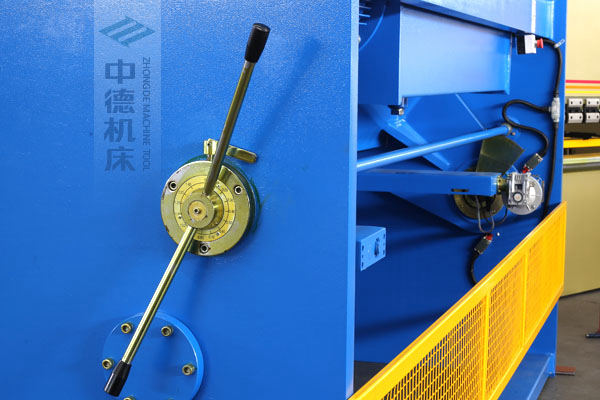 ZDS-432剪板機刀片間隙手動調節器，刻度清淅，調節省力又簡便.jpg