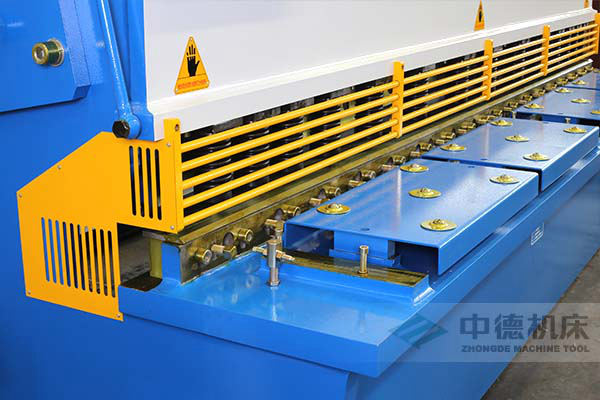 ZDS-432剪板機進料口，安全防護，進料無阻，又能直接觀看到燈光對線的剪切位置.jpg